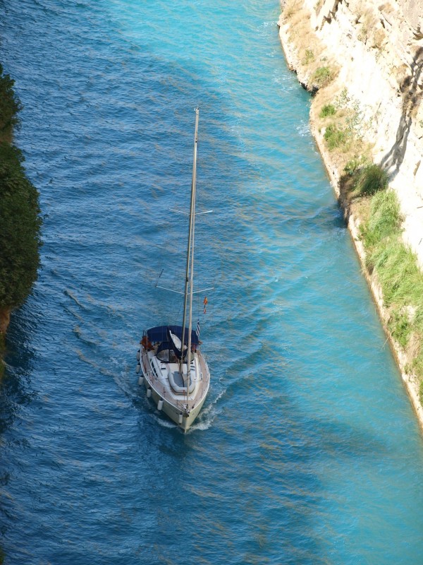 Barca a vela nel Canale di Corinto