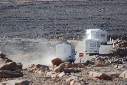 Camper che percorrono strade in Algeria