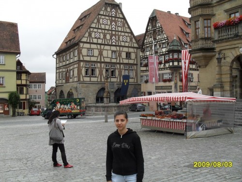 Chiara nella piazza principale di Rothenburg Chiara nella piazza principale di Rothenburg