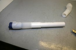 Infilare il tubo da una parte.... Infilare il tubo da una parte....