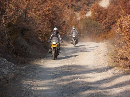 Una delle bianche strade Albanesi