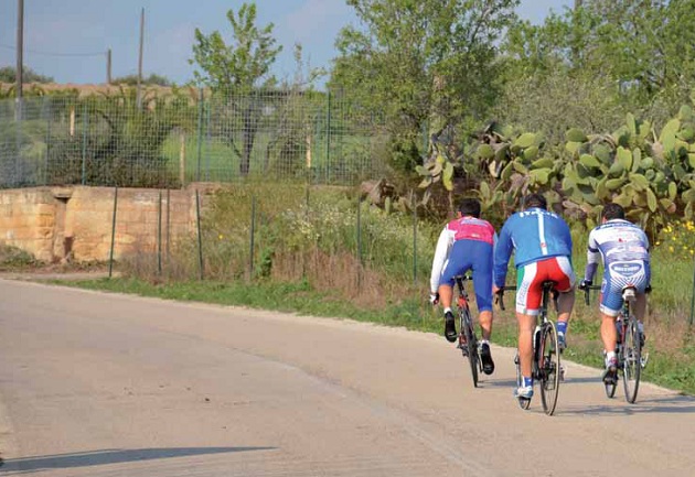 Pedalando tra i fichi d’India