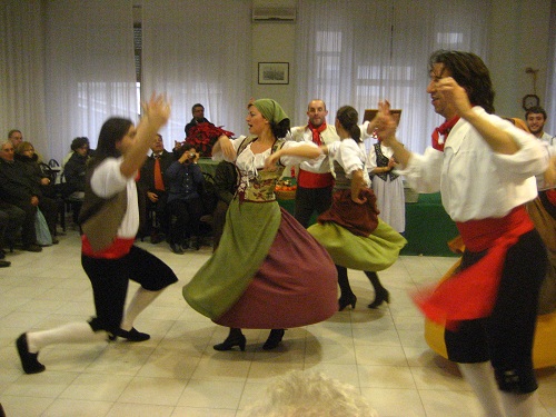 Capodanno con balli folkloristici Capodanno con balli folkloristici