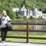 Laura davanti Kylemore Abbey sul lago Pollacappul