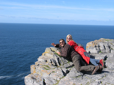 Nunzio e Laura sulla scogliera del Dun Aengus Nunzio e Laura sulla scogliera del Dun Aengus