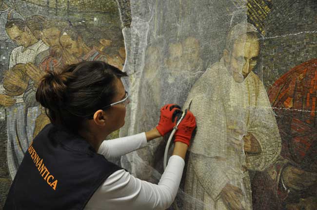 Ravennantica: un momento del restauro dei mosaici Duomo di Ascoli Piceno Ravennantica: un momento del restauro dei mosaici Duomo di Ascoli Piceno