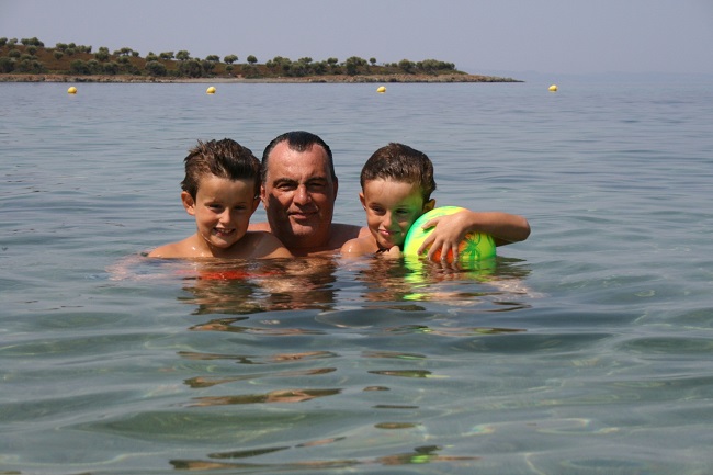 Marco con Francesco e Stefano al mare a Neos Marmaras