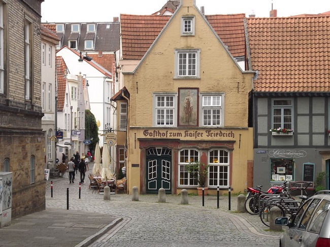 Bel quartiere sul fiume di negozi e locali caratteristici