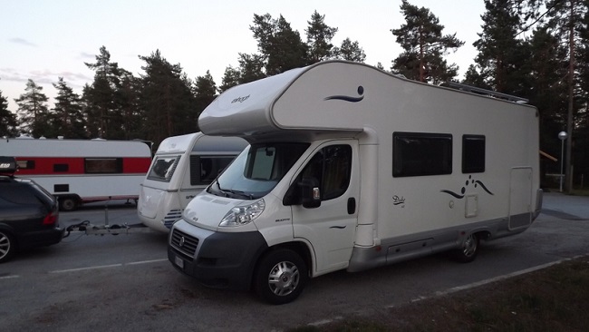 Parcheggio sull'autostrada vicino a Uppsala