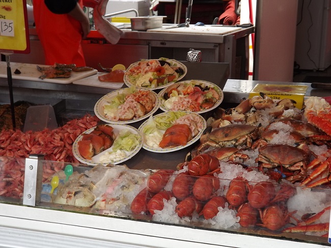 Tipica bancherella del mercato del pesce