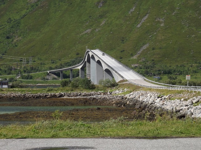 Uno dei tanti ponti che collegano le varie isole che compongono le Lofoten