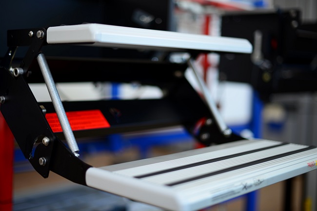 Gradino elettrico a due pedane