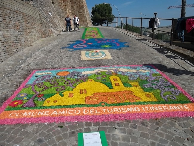 Tappeti di fiori per le vie