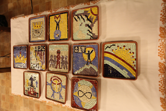 i mosaici di ciascuna squadra realizzati dai partecipanti presso i laboratori di Tamo