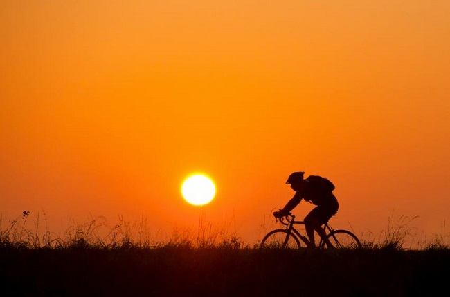 Pedalando al tramonto
