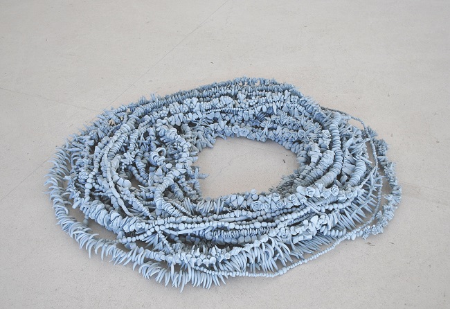 Chiara Camoni, Sul perché in natura tutto avvolge a sinistra, 2012, terracotta azzurra, filo di ferro, 50x60 cm