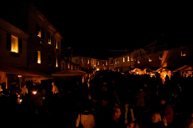 Il borgo di Candelara illuminato dalle candele