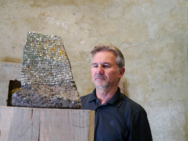 il mosaicista Marco De Luca osserva l'opera “Le quattro stagioni”