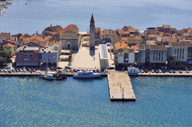 Umago, il campanile che dà sul mare