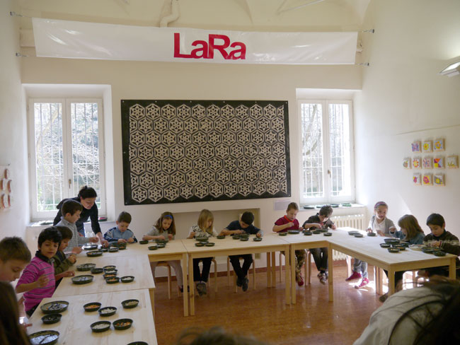bambini impegnati in un laboratorio didattico