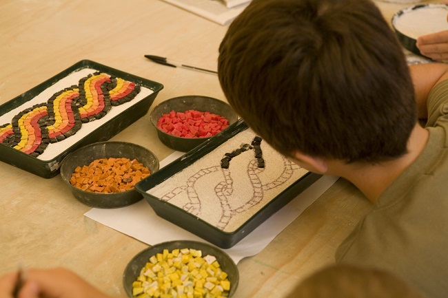 un bambino impegnato nel laboratorio didattico.