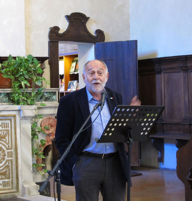 Mauro Mazzotti durante una lettura