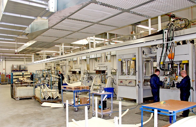 Hobby potenzia la produzione di parti in plastica