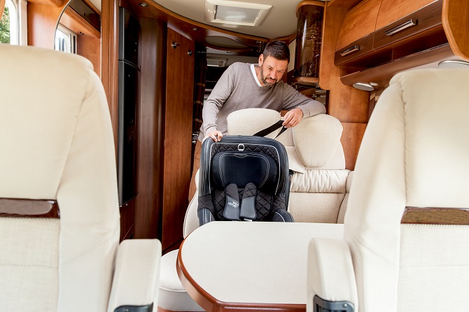 AL-KO introduce ISOFIX sui camper con il nuovo attacco per sistema di ritenzione sul divanetto posteriore