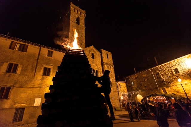 Ad Abbadia San Salvatore il Natale profuma ancora di tradizione, di magia, di riti ancestrali.