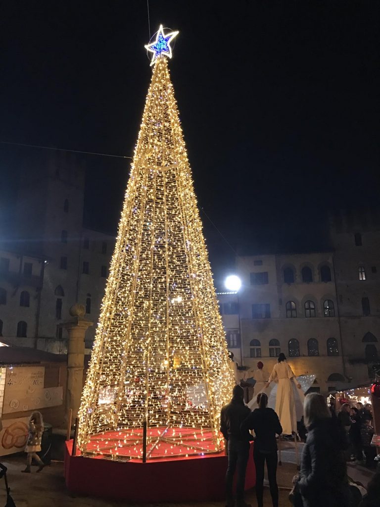 Arezzo Città del Natale si veste di luce