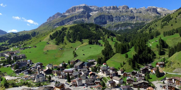 Sulle Dolomiti, Arabba è pronta ad accogliere gli amanti del trekking e delle vie ferrate