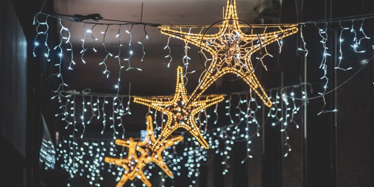 Bra (CN) accende il Natale con le sue eleganti luminarie