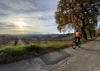 Pedalando nelle Marche anche nella stagione più fredda: un itinerario tra natura e borghi