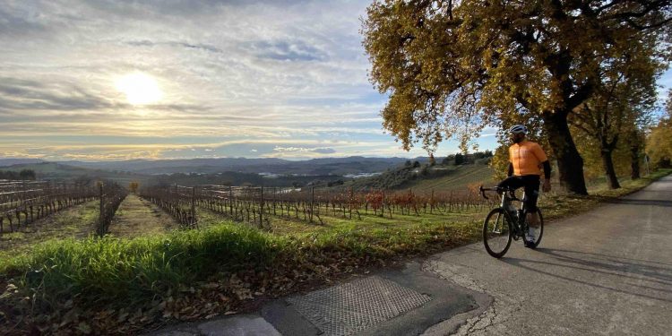 Pedalando nelle Marche anche nella stagione più fredda: un itinerario tra natura e borghi