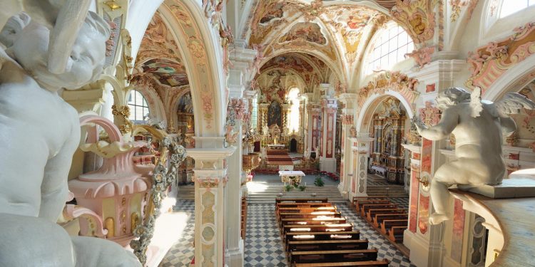 L’Abbazia di Novacella è pronta ad accogliere i turisti del vino, dell’arte e della cultura