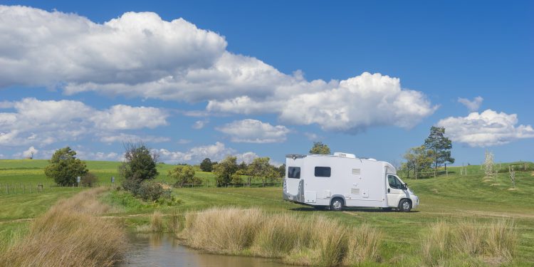 Un tuffo dove l’acqua è più frizzantina: 6 torrenti per immergersi nella vanlife con Yescapa