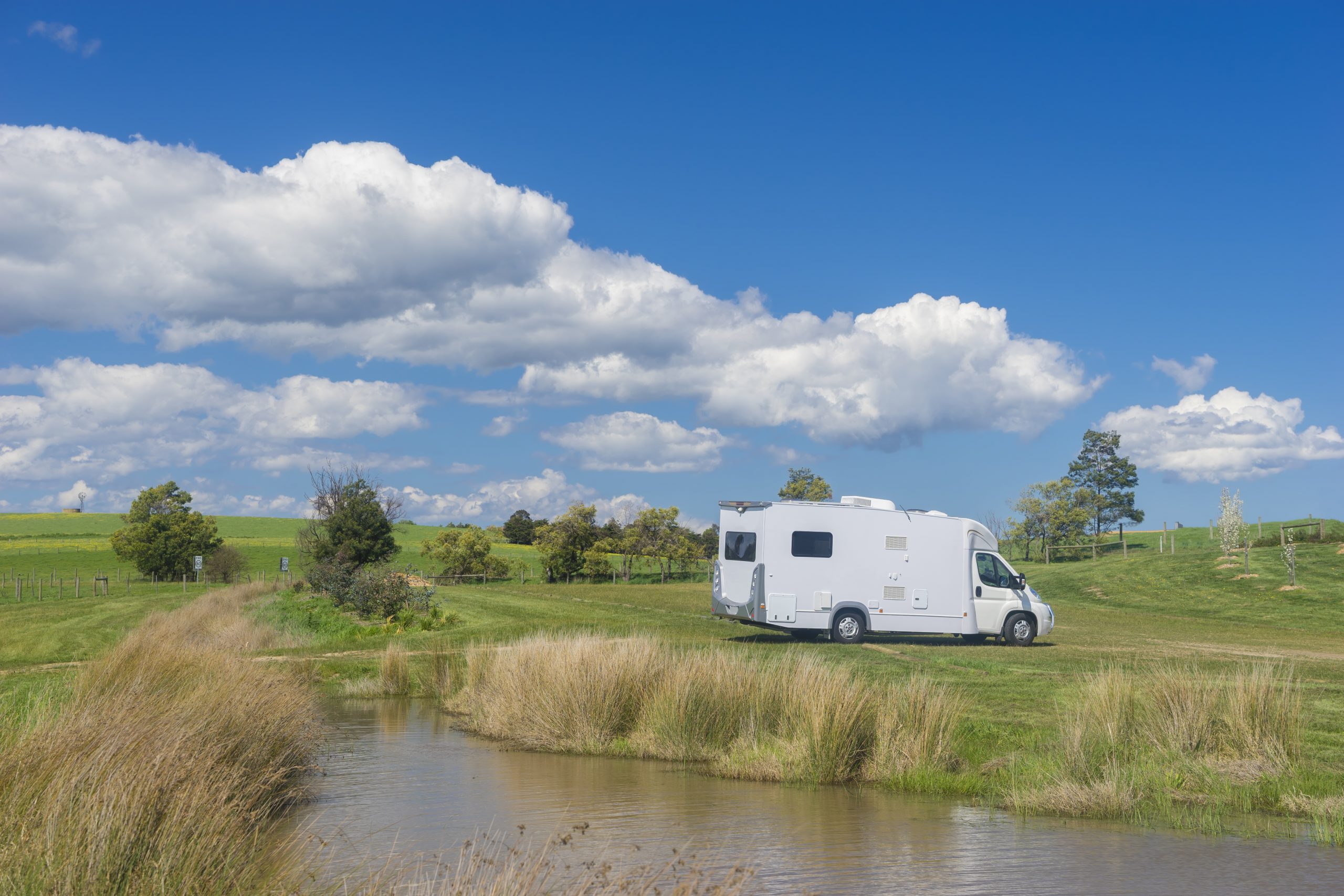 Un tuffo dove l’acqua è più frizzantina: 6 torrenti per immergersi nella vanlife con Yescapa
