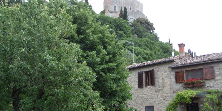 Un bicchiere di vino con lo sguardo verso il cielo: a Castiglione d’Orcia torna Calici di Stelle