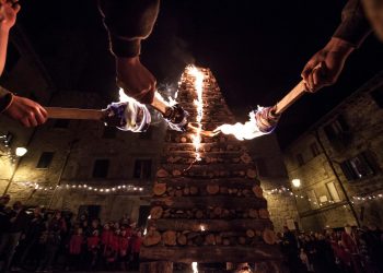 Ad Abbadia San Salvatore (SI) il Natale è fatto di fuoco: la Città delle Fiaccole rinnova una tradizione unica