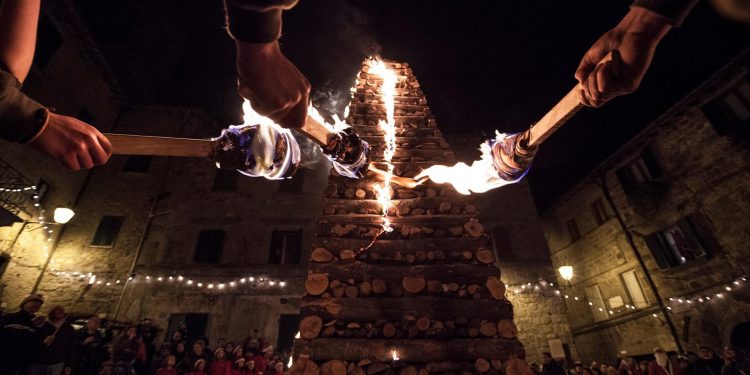 Ad Abbadia San Salvatore (SI) il Natale è fatto di fuoco: la Città delle Fiaccole rinnova una tradizione unica