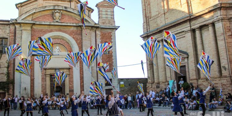 A Corinaldo (AN) tanto colore con la Festa dei Folli