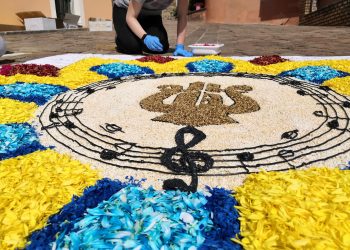 Con l’Infiorata del Corpus Domini, a Castelraimondo (MC) è tripudio di colori e profumi