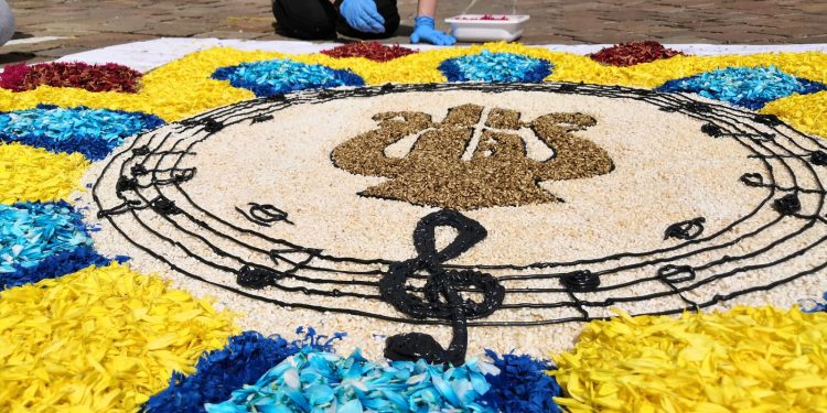 Con l’Infiorata del Corpus Domini, a Castelraimondo (MC) è tripudio di colori e profumi