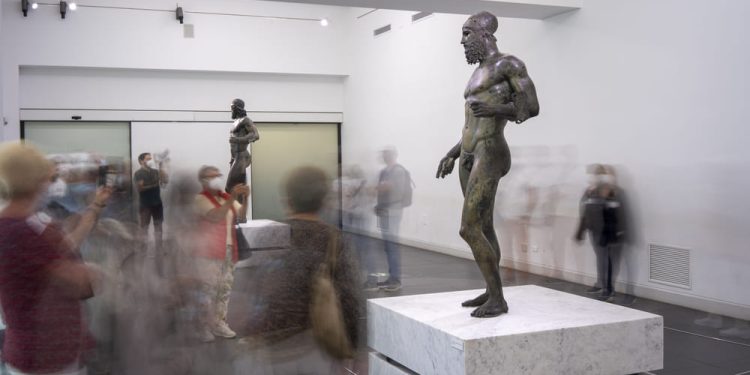 La lunga estate dei Bronzi di Riace in Calabria tra mostre, poesia e letteratura