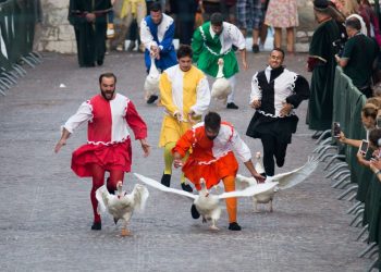 Rievocazione storica, spettacoli, corsa delle oche: a Serra Sant’Abbondio la magia del Palio della Rocca