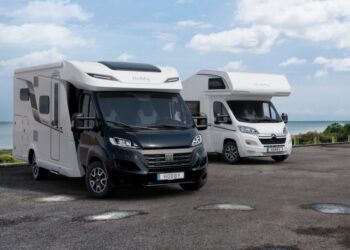 I tirocinanti di Hobby scambiano il tavolo da lavoro con le tavole da windsurf