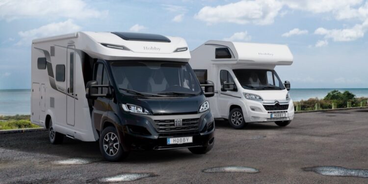 I tirocinanti di Hobby scambiano il tavolo da lavoro con le tavole da windsurf