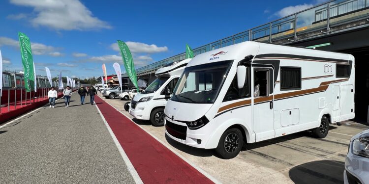 Un Malibu in pista all’Imola Camper Fest