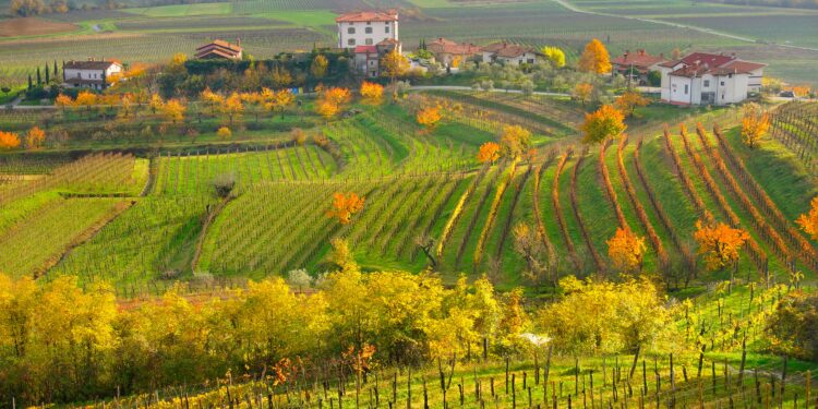 Autunno slow itinerante: 5 percorsi da non perdere tra borghi sagre e folklore