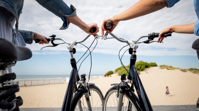 In bicicletta lungo le strade della costa fiamminga